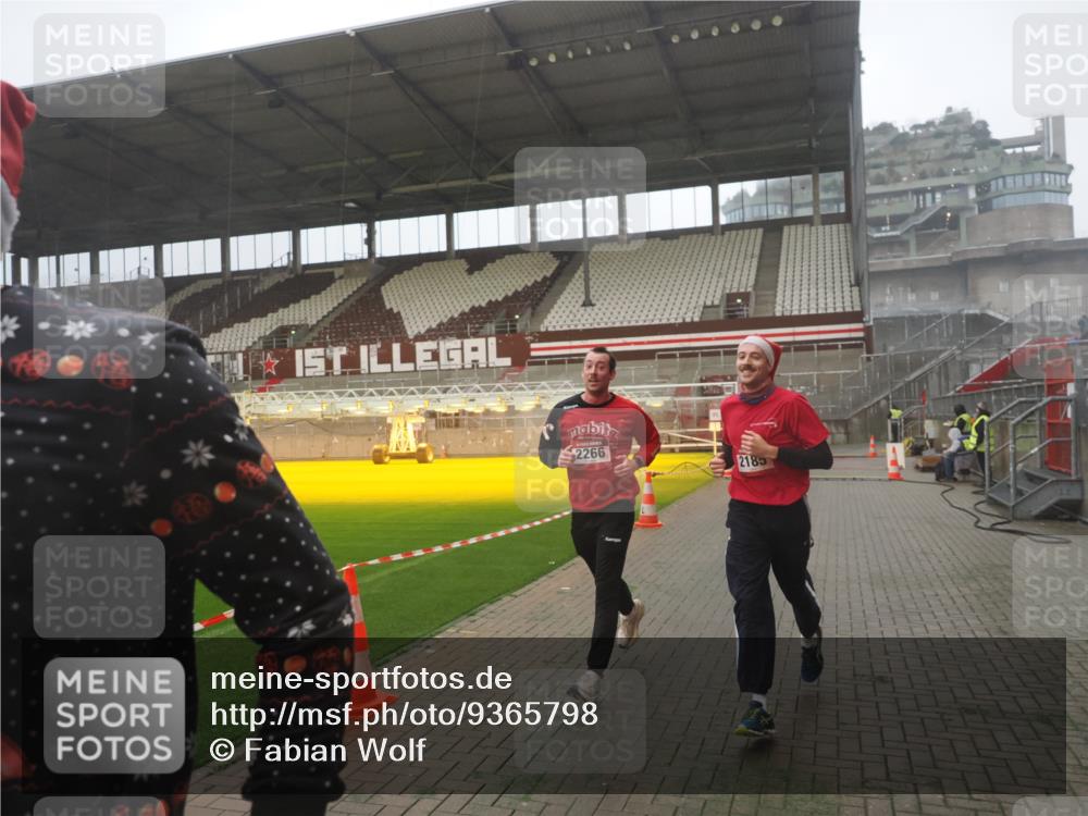 07.12.2025 - St. Pauli X-Mass-Run No. 15 Fabian Wolf http://msf.ph/oto/9365798 07.12.2025 10:16:37 Ziel 2185, 2266, 4362, 4363, 4510 meine-sportfotos.de