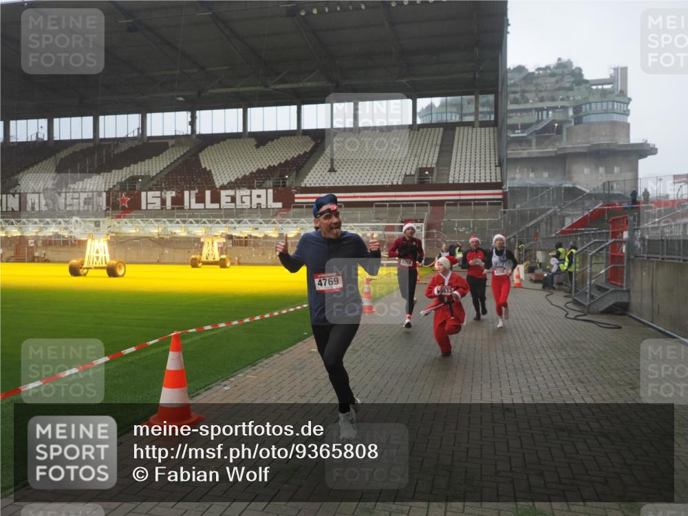 07.12.2025 - St. Pauli X-Mass-Run No. 15 Fabian Wolf http://msf.ph/oto/9365808 07.12.2025 10:16:48 Ziel 1989, 1997, 2185, 2266, 3633, 4356, 4359, 4363, 4769 meine-sportfotos.de