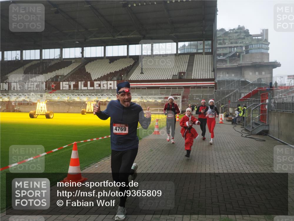 07.12.2025 - St. Pauli X-Mass-Run No. 15 Fabian Wolf http://msf.ph/oto/9365809 07.12.2025 10:16:48 Ziel 1989, 1997, 2185, 2266, 3633, 4356, 4359, 4363, 4769 meine-sportfotos.de
