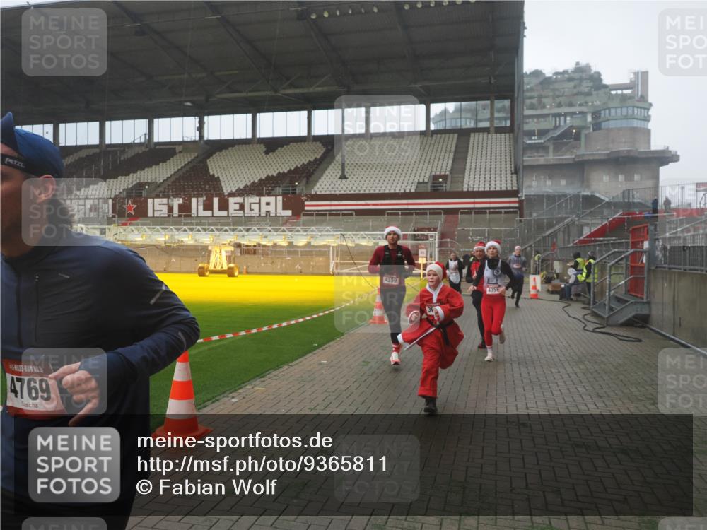 07.12.2025 - St. Pauli X-Mass-Run No. 15 Fabian Wolf http://msf.ph/oto/9365811 07.12.2025 10:16:48 Ziel 1989, 1997, 2185, 2266, 3633, 4356, 4359, 4363, 4769 meine-sportfotos.de