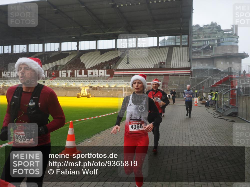 07.12.2025 - St. Pauli X-Mass-Run No. 15 Fabian Wolf http://msf.ph/oto/9365819 07.12.2025 10:16:50 Ziel 1620, 1989, 1997, 2185, 2266, 3633, 4356, 4359, 4769 meine-sportfotos.de