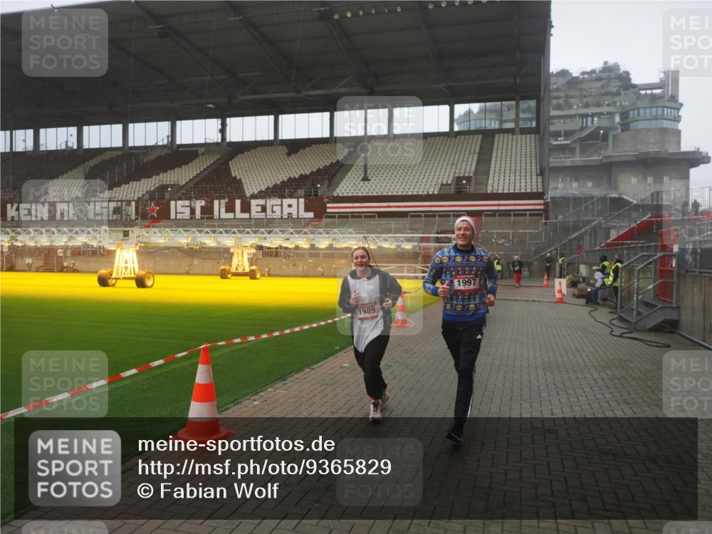 07.12.2025 - St. Pauli X-Mass-Run No. 15 Fabian Wolf http://msf.ph/oto/9365829 07.12.2025 10:16:52 Ziel 1620, 1989, 1997, 3633, 4356, 4359, 4769 meine-sportfotos.de