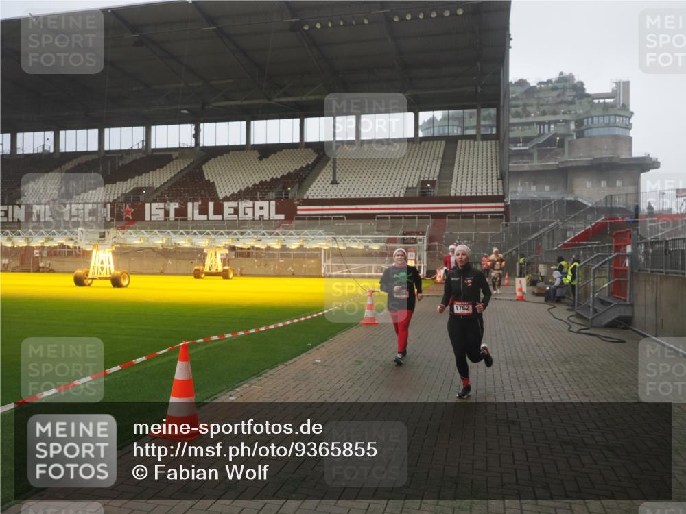 07.12.2025 - St. Pauli X-Mass-Run No. 15 Fabian Wolf http://msf.ph/oto/9365855 07.12.2025 10:17:03 Ziel 1620, 1762, 1989, 1997, 2694, 3229, 3987, 4356, 4359, 4769 meine-sportfotos.de