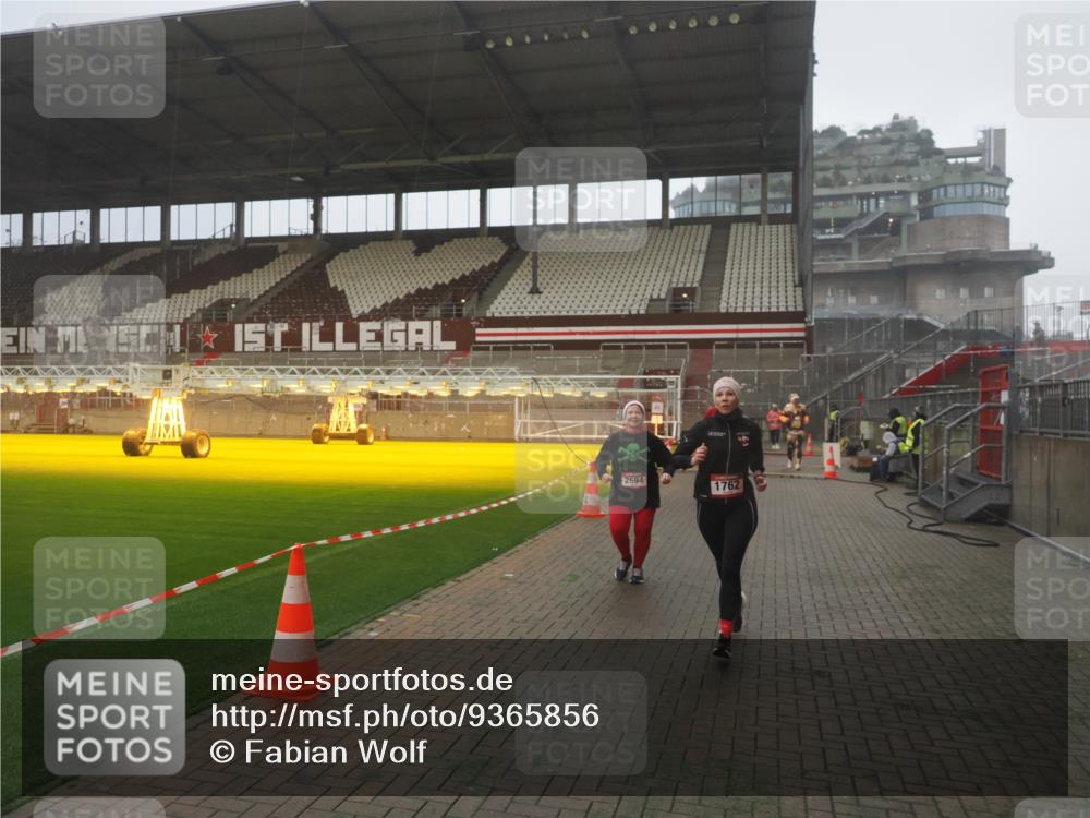 07.12.2025 - St. Pauli X-Mass-Run No. 15 Fabian Wolf http://msf.ph/oto/9365856 07.12.2025 10:17:03 Ziel 1620, 1762, 1989, 1997, 2694, 3229, 3987, 4356, 4359, 4769 meine-sportfotos.de