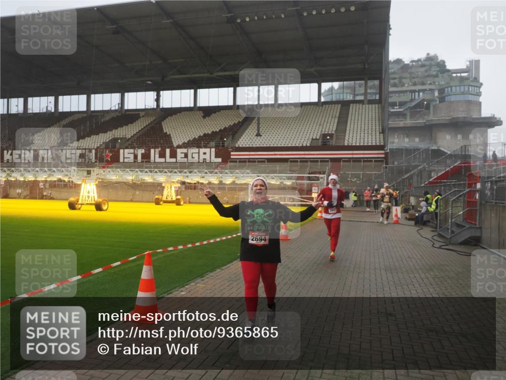 07.12.2025 - St. Pauli X-Mass-Run No. 15 Fabian Wolf http://msf.ph/oto/9365865 07.12.2025 10:17:05 Ziel 1620, 1762, 1989, 1997, 2694, 3229, 3987 meine-sportfotos.de
