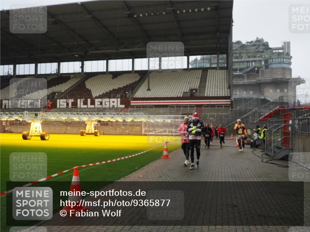 07.12.2025 - St. Pauli X-Mass-Run No. 15 Fabian Wolf http://msf.ph/oto/9365877 07.12.2025 10:17:14 Ziel 257, 268, 1762, 3229, 3522, 3874, 3987, 4114, 4764 meine-sportfotos.de