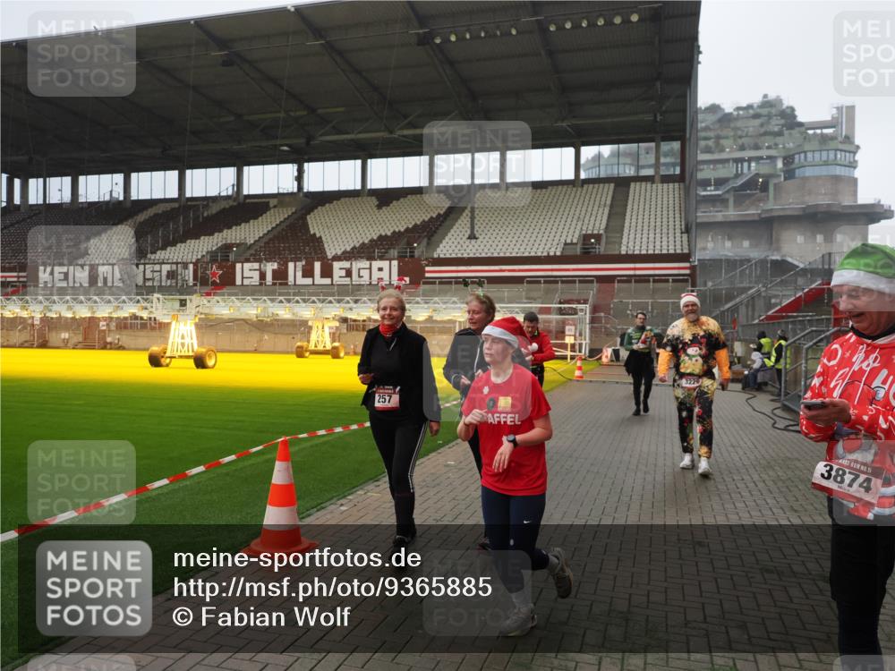 07.12.2025 - St. Pauli X-Mass-Run No. 15 Fabian Wolf http://msf.ph/oto/9365885 07.12.2025 10:17:22 Ziel 257, 268, 2688, 3522, 3874, 4114, 4339, 4764 meine-sportfotos.de