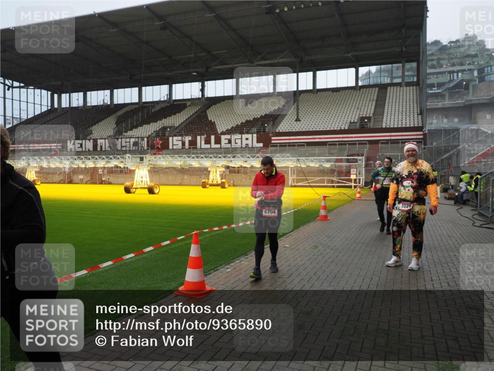 07.12.2025 - St. Pauli X-Mass-Run No. 15 Fabian Wolf http://msf.ph/oto/9365890 07.12.2025 10:17:24 Ziel 257, 268, 2688, 2725, 3522, 3874, 4114, 4339, 4764 meine-sportfotos.de