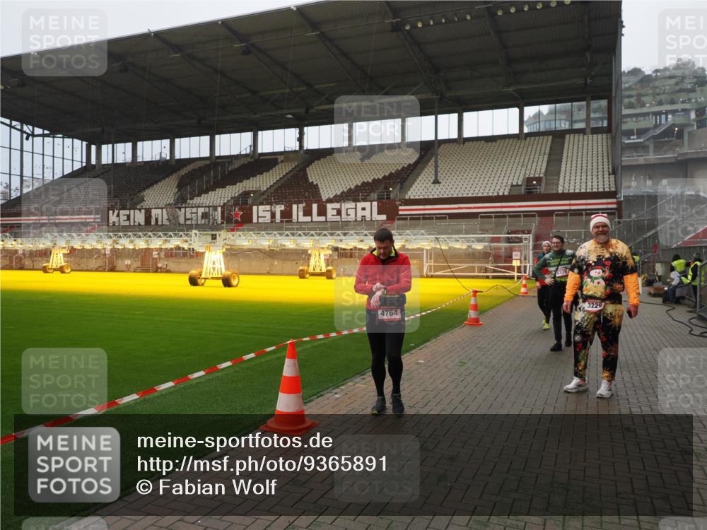 07.12.2025 - St. Pauli X-Mass-Run No. 15 Fabian Wolf http://msf.ph/oto/9365891 07.12.2025 10:17:25 Ziel 257, 268, 2688, 2725, 3522, 3874, 4114, 4339, 4764 meine-sportfotos.de