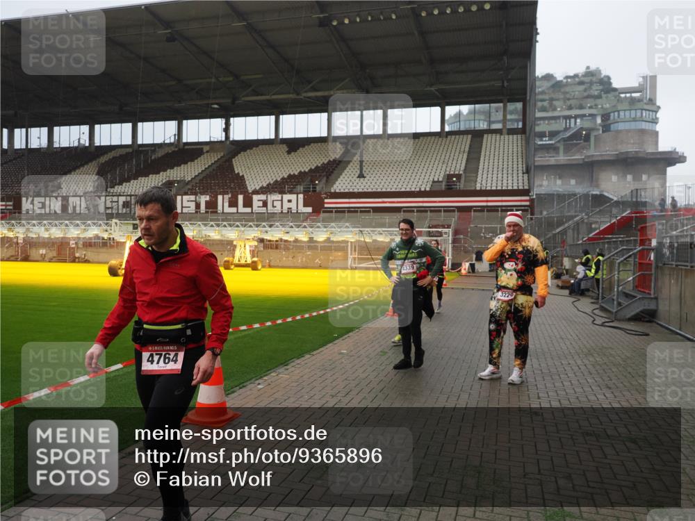 07.12.2025 - St. Pauli X-Mass-Run No. 15 Fabian Wolf http://msf.ph/oto/9365896 07.12.2025 10:17:27 Ziel 257, 268, 2688, 2725, 2952, 3874, 4114, 4339, 4764 meine-sportfotos.de