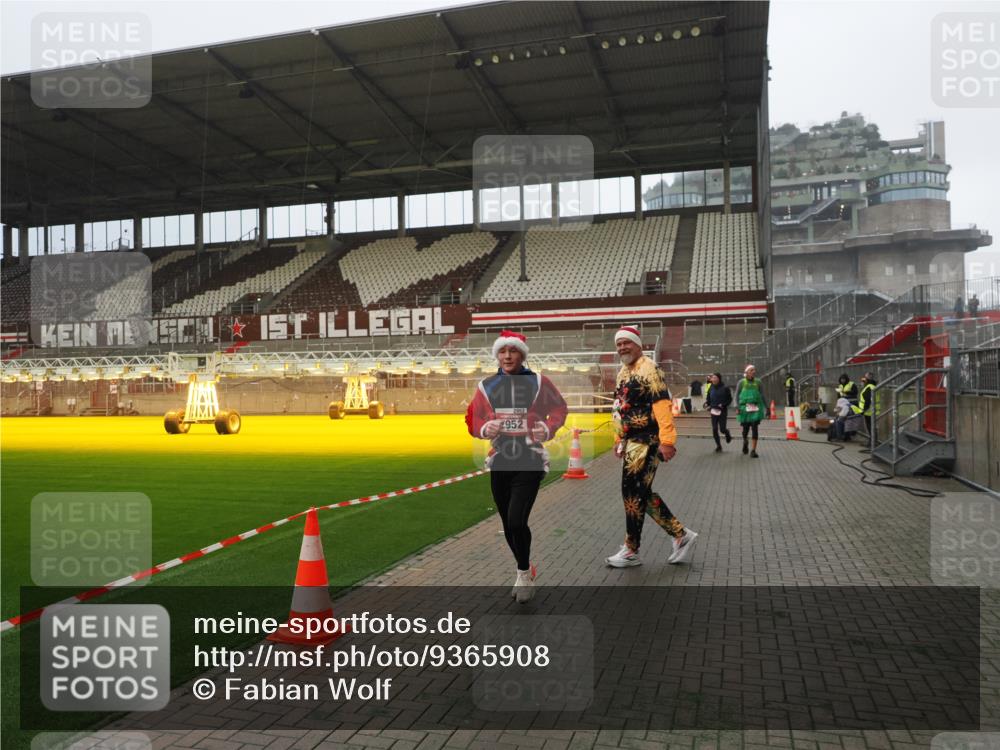 07.12.2025 - St. Pauli X-Mass-Run No. 15 Fabian Wolf http://msf.ph/oto/9365908 07.12.2025 10:17:33 Ziel 1161, 1162, 2688, 2725, 2952, 4114, 4127, 4339 meine-sportfotos.de