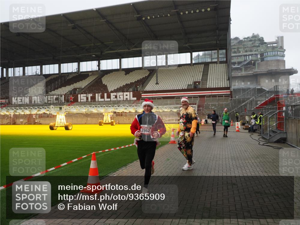07.12.2025 - St. Pauli X-Mass-Run No. 15 Fabian Wolf http://msf.ph/oto/9365909 07.12.2025 10:17:33 Ziel 1161, 1162, 2688, 2725, 2952, 4114, 4127, 4339 meine-sportfotos.de