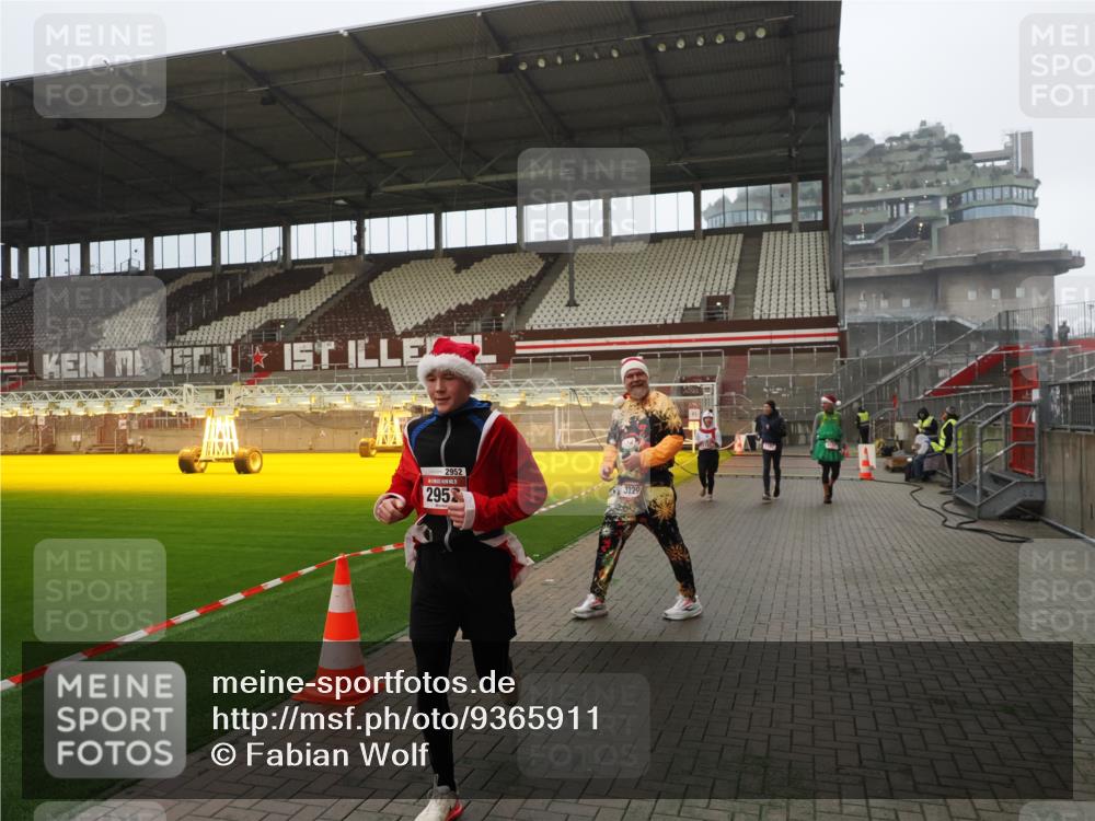 07.12.2025 - St. Pauli X-Mass-Run No. 15 Fabian Wolf http://msf.ph/oto/9365911 07.12.2025 10:17:34 Ziel 1161, 1162, 2688, 2725, 2952, 4114, 4127, 4339 meine-sportfotos.de