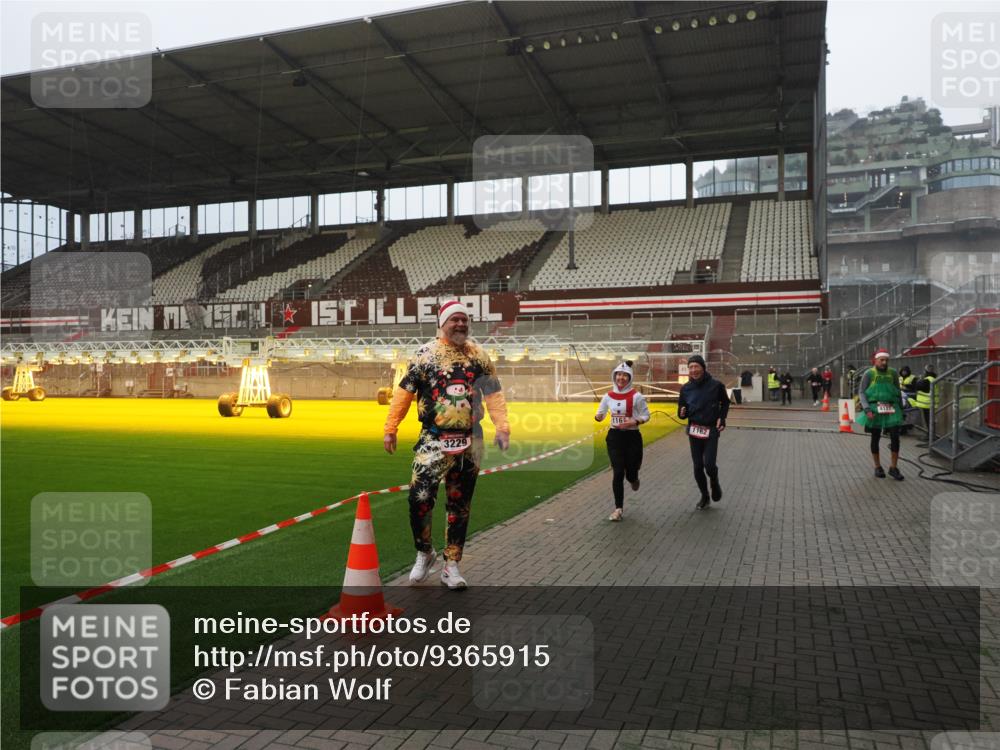 07.12.2025 - St. Pauli X-Mass-Run No. 15 Fabian Wolf http://msf.ph/oto/9365915 07.12.2025 10:17:36 Ziel 1161, 1162, 2688, 2725, 2952, 4127, 4339 meine-sportfotos.de