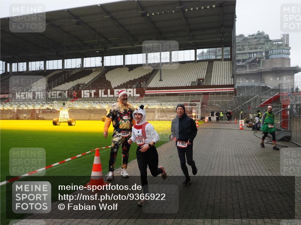 07.12.2025 - St. Pauli X-Mass-Run No. 15 Fabian Wolf http://msf.ph/oto/9365922 07.12.2025 10:17:38 Ziel 1161, 1162, 2688, 2725, 2952, 4127 meine-sportfotos.de
