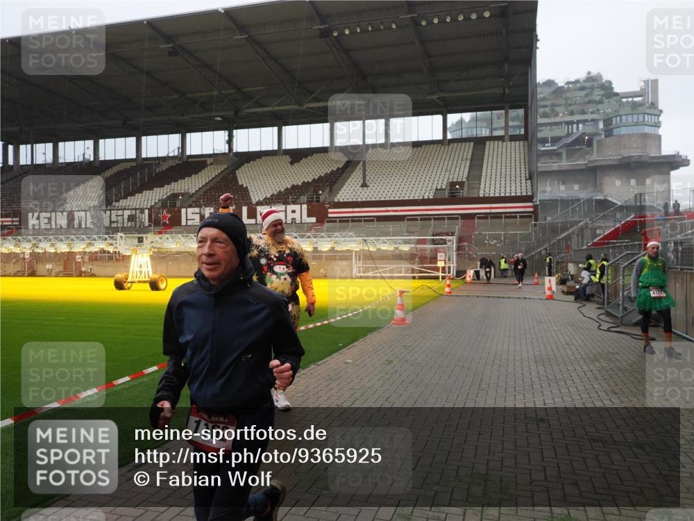07.12.2025 - St. Pauli X-Mass-Run No. 15 Fabian Wolf http://msf.ph/oto/9365925 07.12.2025 10:17:39 Ziel 1161, 1162, 2688, 2725, 2952, 4127 meine-sportfotos.de