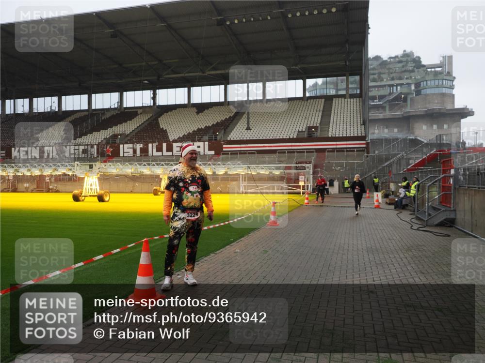 07.12.2025 - St. Pauli X-Mass-Run No. 15 Fabian Wolf http://msf.ph/oto/9365942 07.12.2025 10:17:42 Ziel 1161, 1162, 1963, 2663, 2725, 2952, 3804, 4127 meine-sportfotos.de