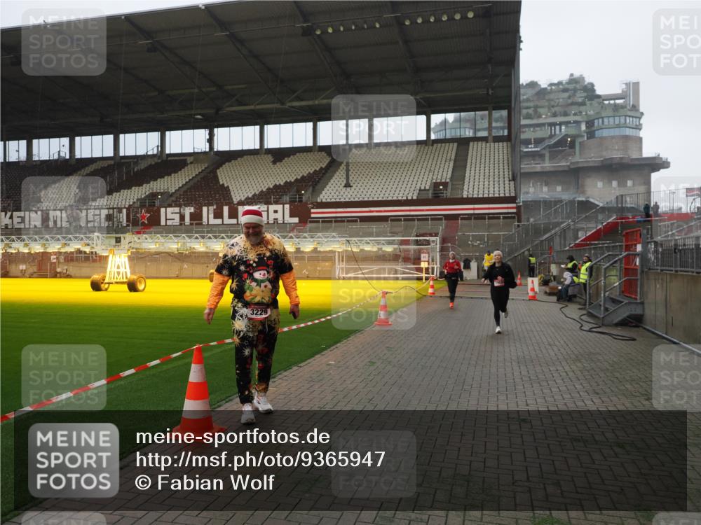 07.12.2025 - St. Pauli X-Mass-Run No. 15 Fabian Wolf http://msf.ph/oto/9365947 07.12.2025 10:17:43 Ziel 1161, 1162, 1963, 2663, 2725, 2952, 3804, 4127 meine-sportfotos.de