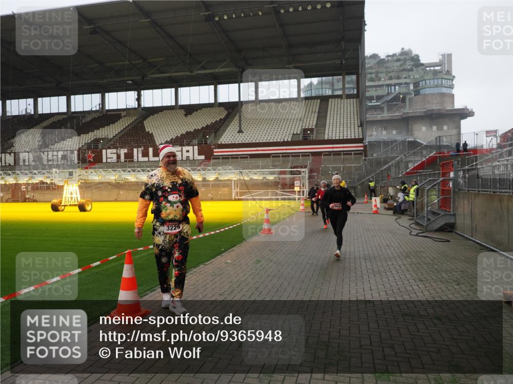 07.12.2025 - St. Pauli X-Mass-Run No. 15 Fabian Wolf http://msf.ph/oto/9365948 07.12.2025 10:17:44 Ziel 1161, 1162, 1963, 2663, 2952, 3804, 4127 meine-sportfotos.de