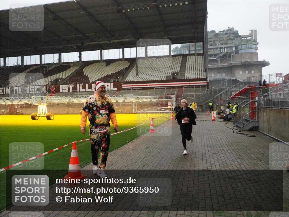 07.12.2025 - St. Pauli X-Mass-Run No. 15 Fabian Wolf http://msf.ph/oto/9365950 07.12.2025 10:17:45 Ziel 1161, 1162, 1963, 2663, 2952, 3804, 4127, 4227 meine-sportfotos.de