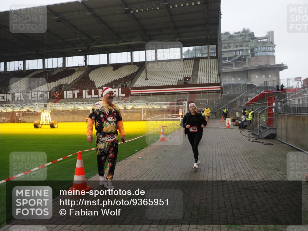 07.12.2025 - St. Pauli X-Mass-Run No. 15 Fabian Wolf http://msf.ph/oto/9365951 07.12.2025 10:17:45 Ziel 1161, 1162, 1963, 2663, 2952, 3804, 4127, 4227 meine-sportfotos.de