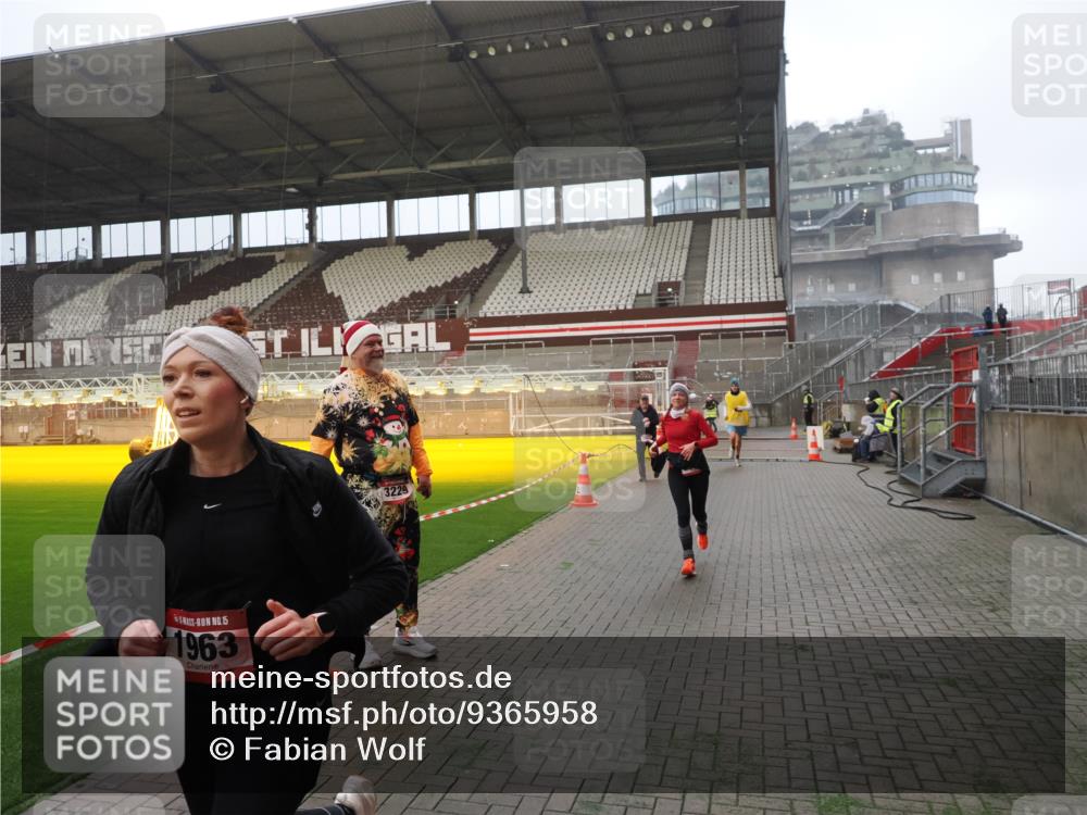 07.12.2025 - St. Pauli X-Mass-Run No. 15 Fabian Wolf http://msf.ph/oto/9365958 07.12.2025 10:17:46 Ziel 1161, 1162, 1963, 2663, 2952, 3804, 4127, 4227 meine-sportfotos.de