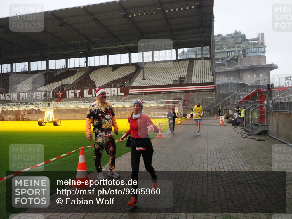 07.12.2025 - St. Pauli X-Mass-Run No. 15 Fabian Wolf http://msf.ph/oto/9365960 07.12.2025 10:17:48 Ziel 1161, 1162, 1963, 2663, 3804, 4127, 4227 meine-sportfotos.de
