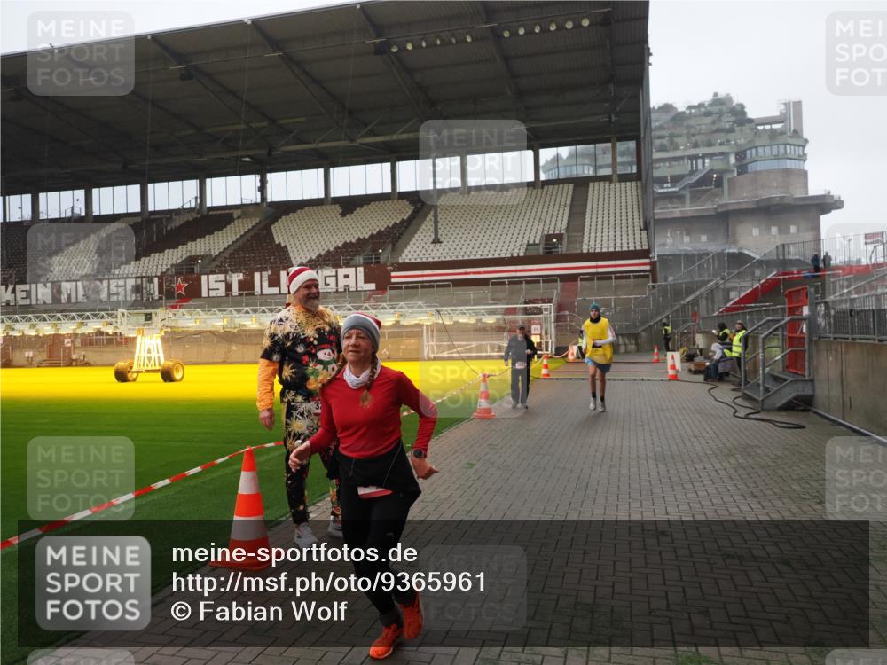 07.12.2025 - St. Pauli X-Mass-Run No. 15 Fabian Wolf http://msf.ph/oto/9365961 07.12.2025 10:17:48 Ziel 1161, 1162, 1963, 2663, 3804, 4127, 4227 meine-sportfotos.de