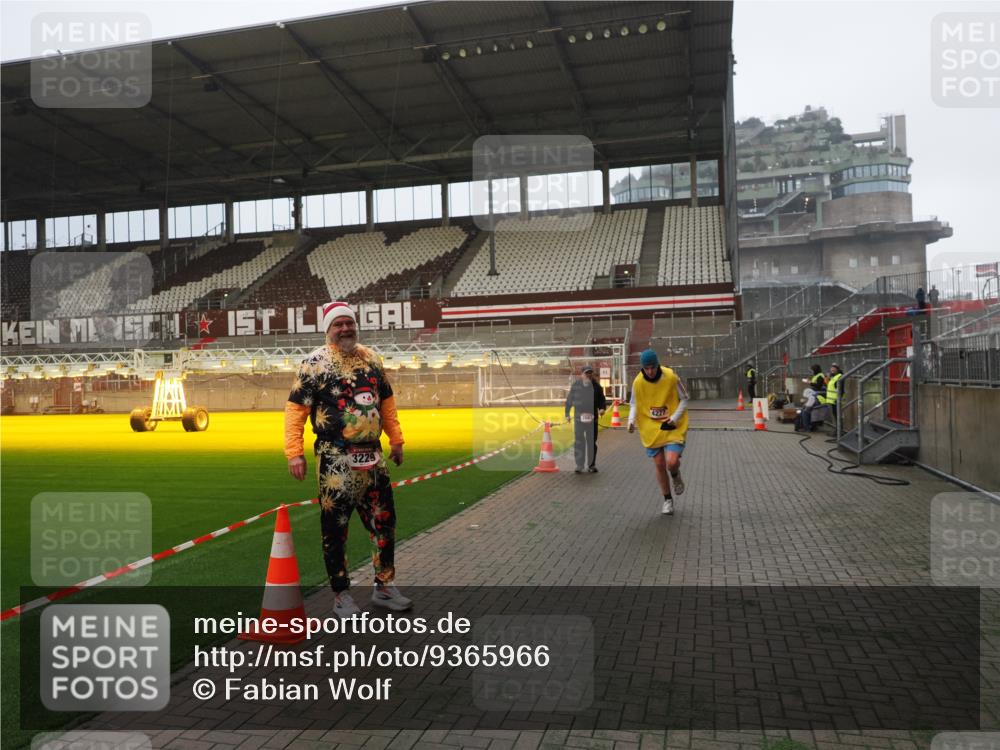07.12.2025 - St. Pauli X-Mass-Run No. 15 Fabian Wolf http://msf.ph/oto/9365966 07.12.2025 10:17:49 Ziel 1161, 1162, 1963, 2663, 3804, 4127, 4227 meine-sportfotos.de