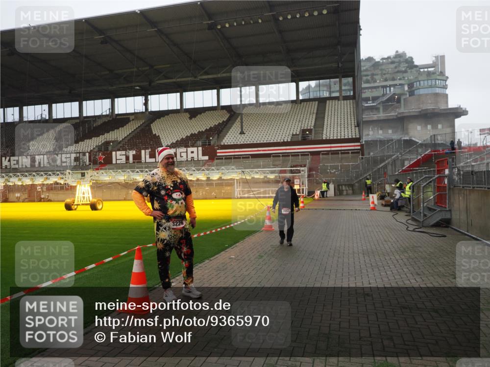 07.12.2025 - St. Pauli X-Mass-Run No. 15 Fabian Wolf http://msf.ph/oto/9365970 07.12.2025 10:17:51 Ziel 1162, 1963, 2663, 3804, 4227 meine-sportfotos.de