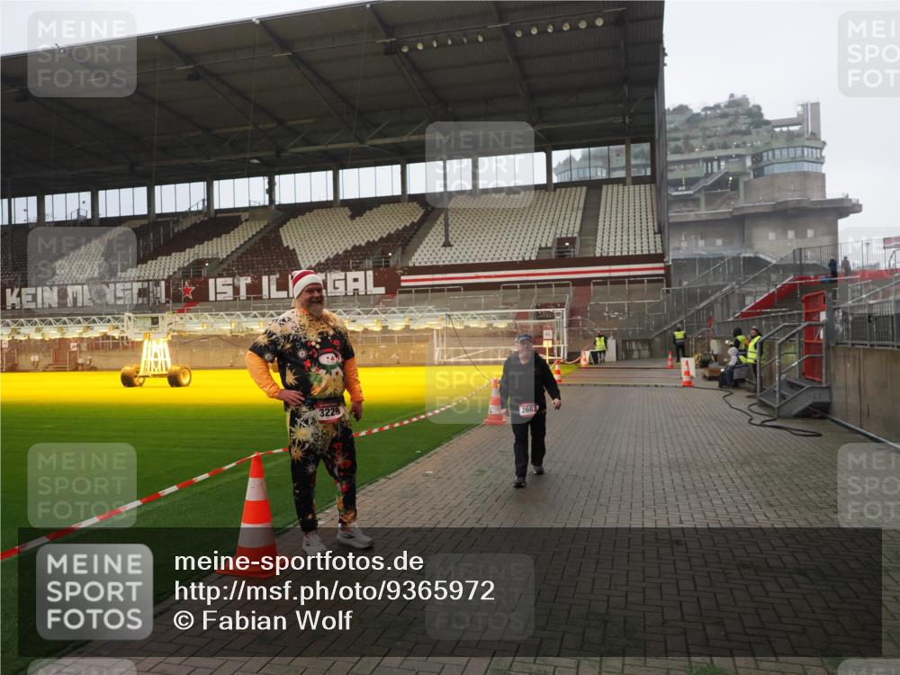 07.12.2025 - St. Pauli X-Mass-Run No. 15 Fabian Wolf http://msf.ph/oto/9365972 07.12.2025 10:17:52 Ziel 1963, 2663, 3804, 4227 meine-sportfotos.de