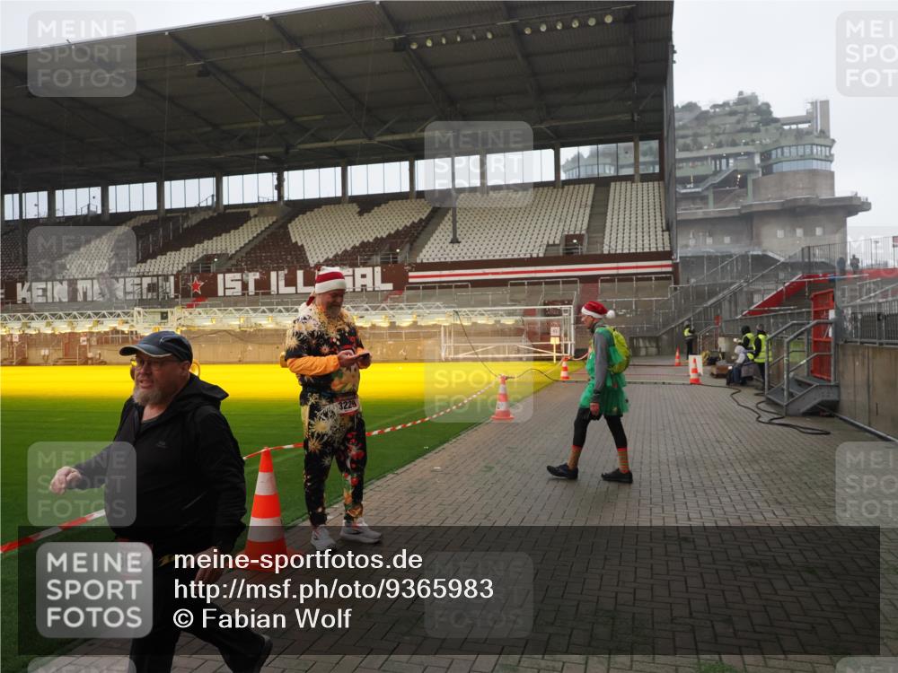 07.12.2025 - St. Pauli X-Mass-Run No. 15 Fabian Wolf http://msf.ph/oto/9365983 07.12.2025 10:17:56 Ziel 1963, 2663, 3804, 4227 meine-sportfotos.de