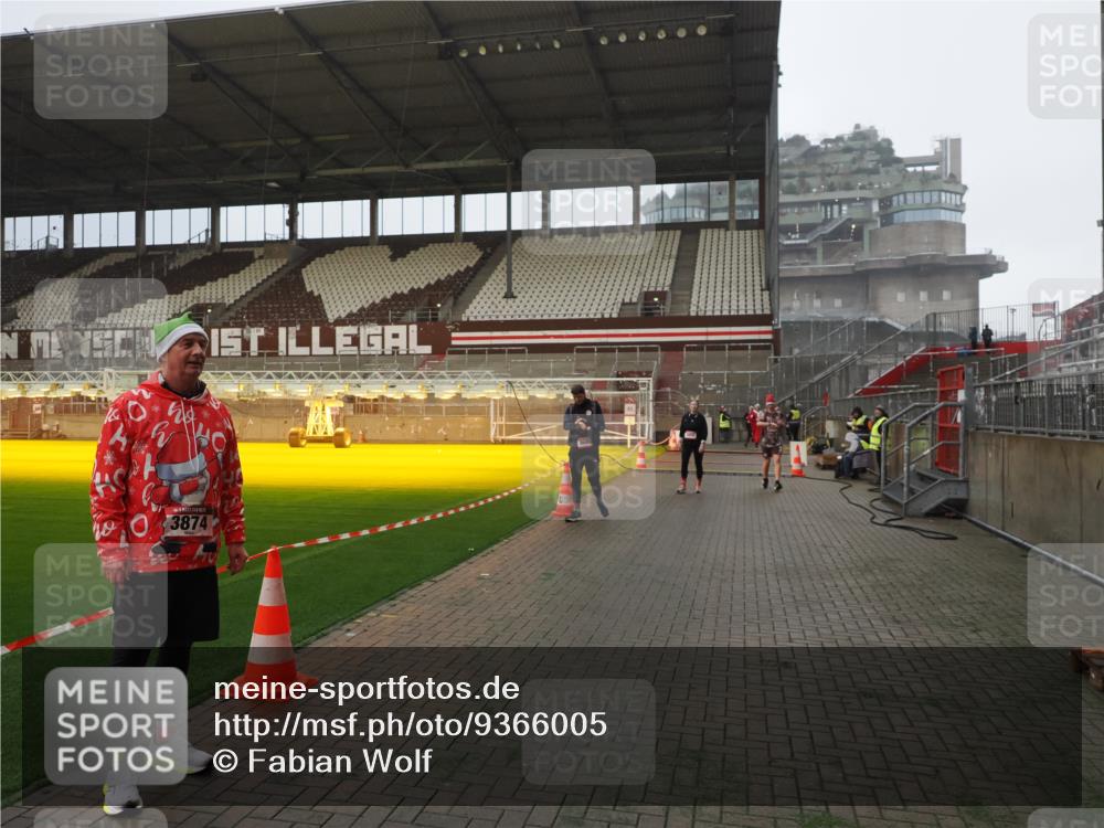 07.12.2025 - St. Pauli X-Mass-Run No. 15 Fabian Wolf http://msf.ph/oto/9366005 07.12.2025 10:18:19 Ziel 2049, 3606, 3608 meine-sportfotos.de