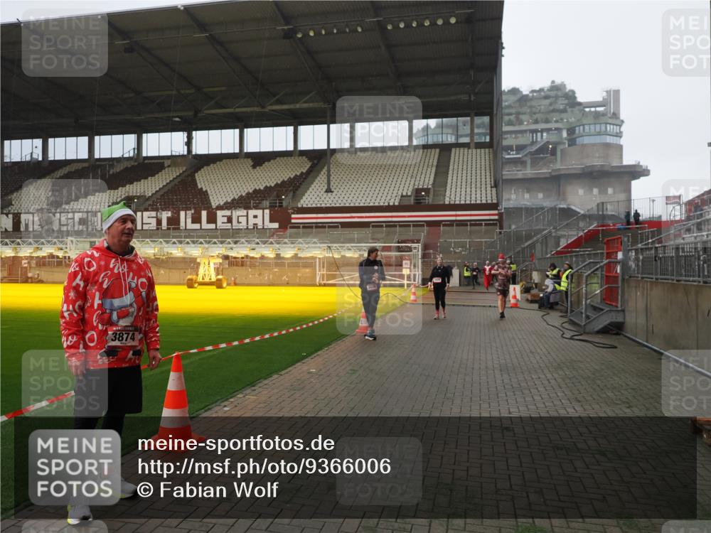 07.12.2025 - St. Pauli X-Mass-Run No. 15 Fabian Wolf http://msf.ph/oto/9366006 07.12.2025 10:18:20 Ziel 2049, 3606, 3608 meine-sportfotos.de