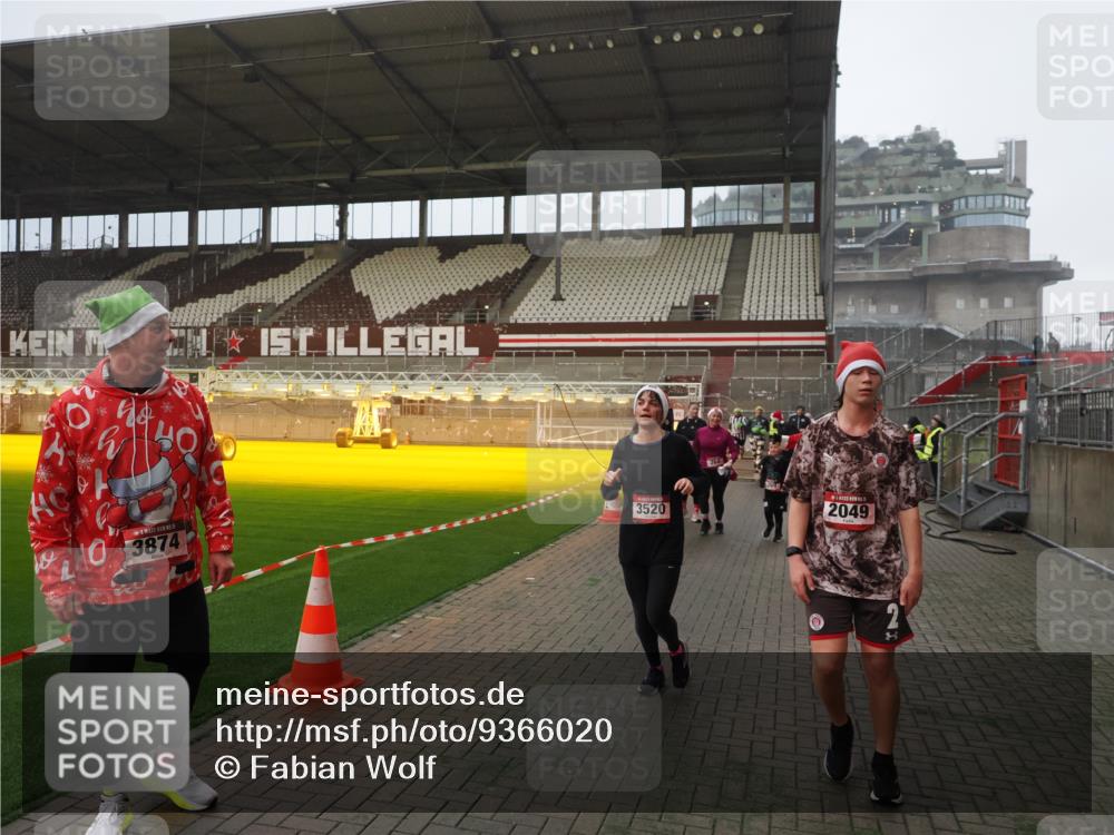 07.12.2025 - St. Pauli X-Mass-Run No. 15 Fabian Wolf http://msf.ph/oto/9366020 07.12.2025 10:18:31 Ziel 243, 264, 269, 1607, 1671, 2049, 2631, 3520, 3606, 3608, 4540 meine-sportfotos.de