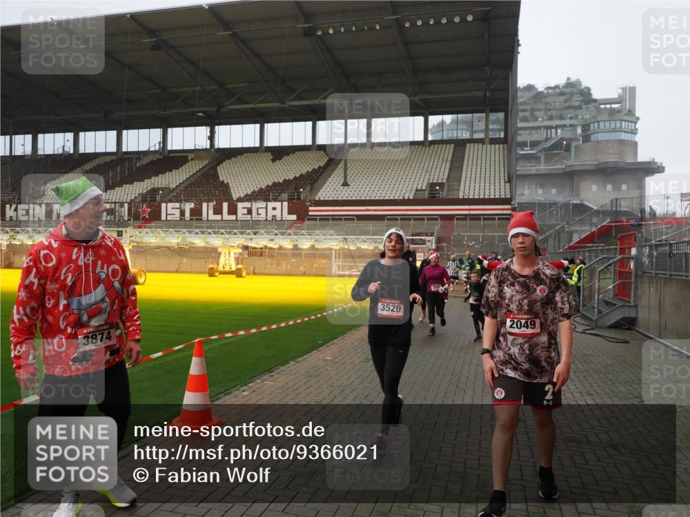 07.12.2025 - St. Pauli X-Mass-Run No. 15 Fabian Wolf http://msf.ph/oto/9366021 07.12.2025 10:18:31 Ziel 243, 264, 269, 1607, 1671, 2049, 2631, 3520, 3606, 3608, 4540 meine-sportfotos.de