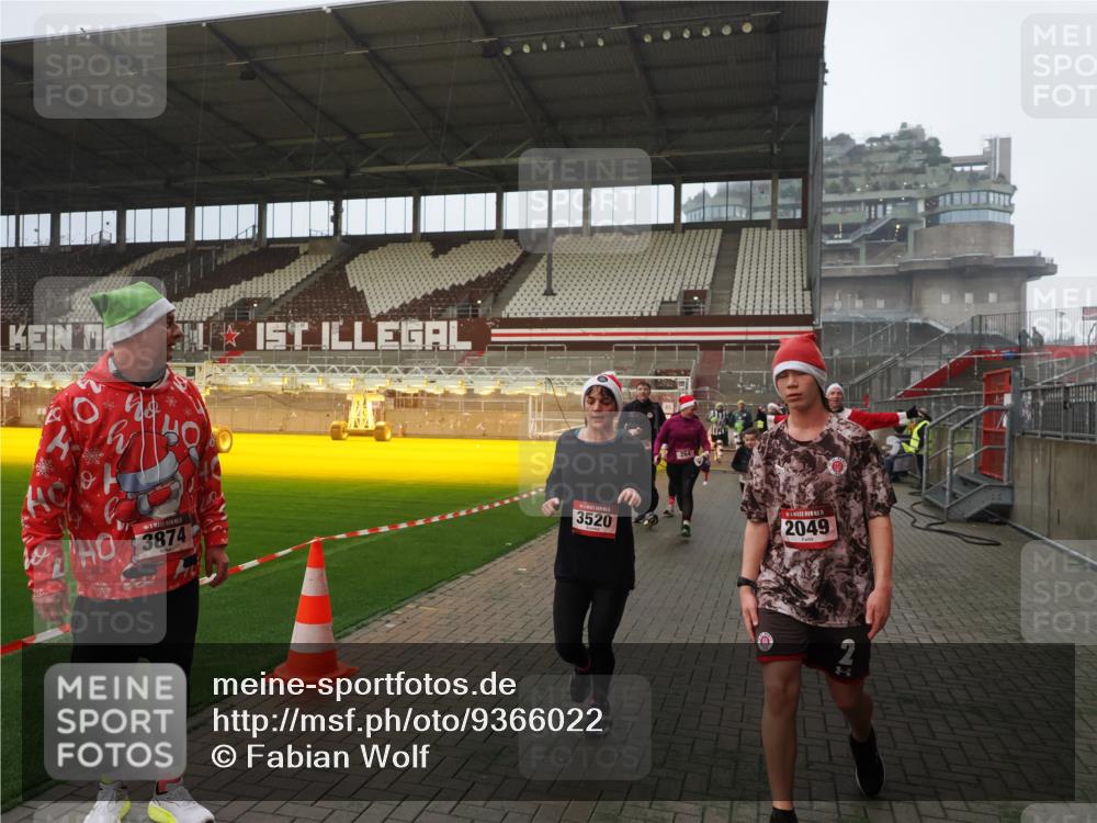 07.12.2025 - St. Pauli X-Mass-Run No. 15 Fabian Wolf http://msf.ph/oto/9366022 07.12.2025 10:18:31 Ziel 243, 264, 269, 1607, 1671, 2049, 2631, 3520, 3606, 3608, 4540 meine-sportfotos.de