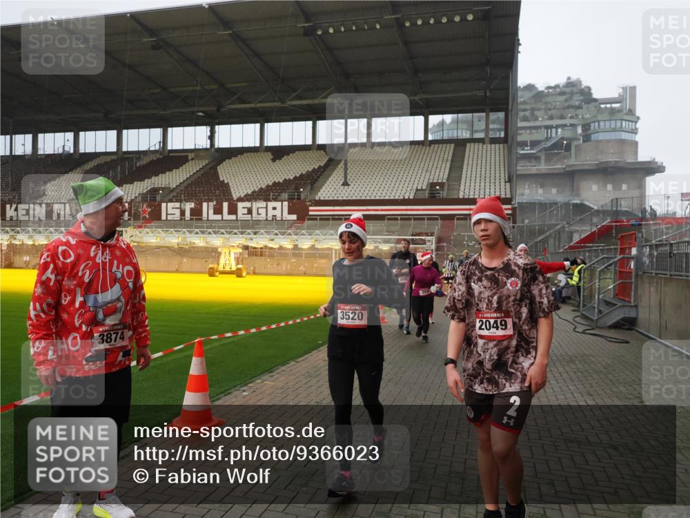07.12.2025 - St. Pauli X-Mass-Run No. 15 Fabian Wolf http://msf.ph/oto/9366023 07.12.2025 10:18:32 Ziel 243, 264, 269, 1607, 1671, 2049, 2631, 2925, 3520, 3608, 4540 meine-sportfotos.de