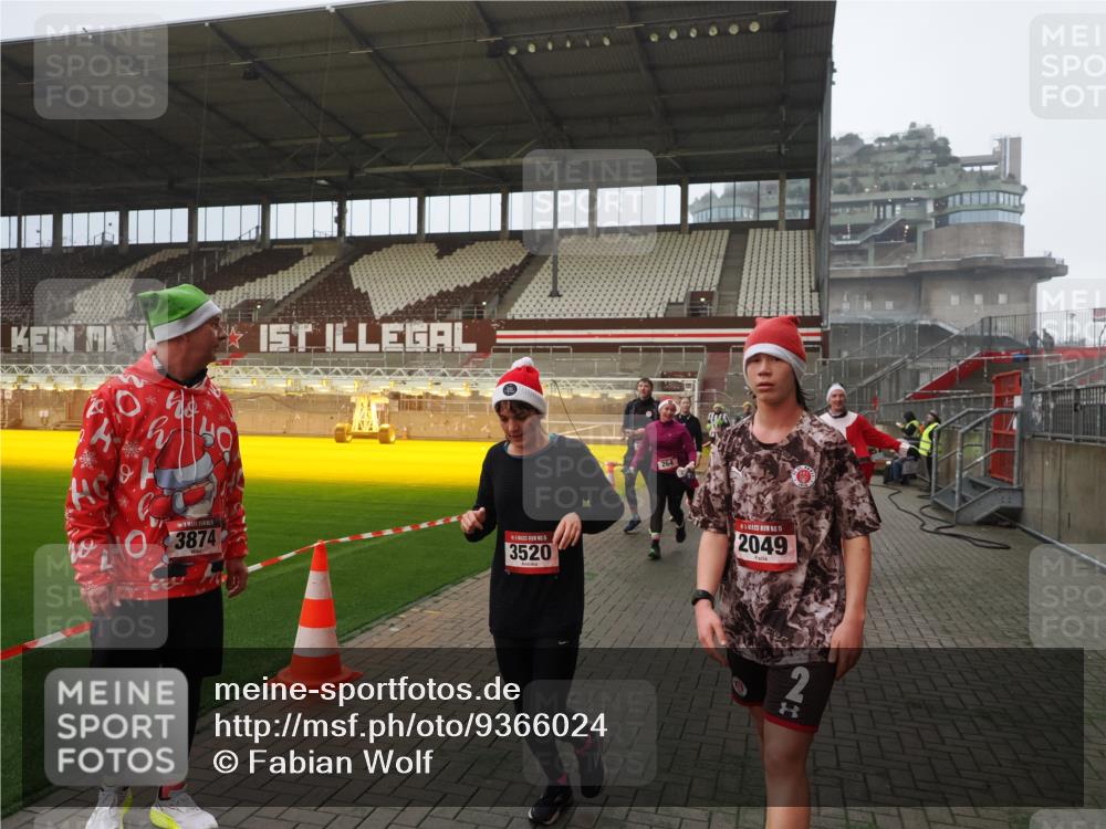 07.12.2025 - St. Pauli X-Mass-Run No. 15 Fabian Wolf http://msf.ph/oto/9366024 07.12.2025 10:18:32 Ziel 243, 264, 269, 1607, 1671, 2049, 2631, 2925, 3520, 3608, 4540 meine-sportfotos.de
