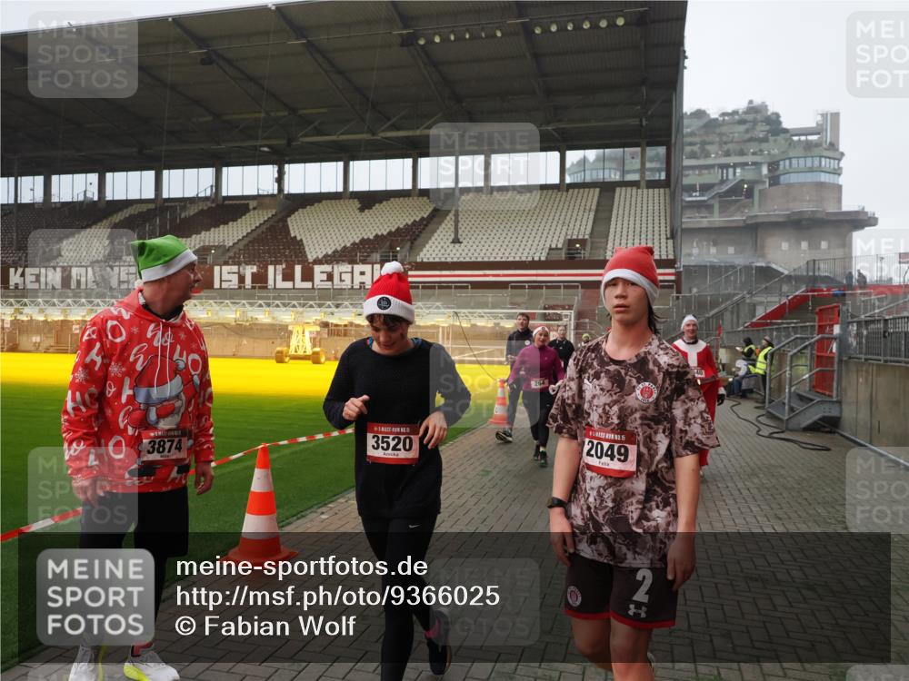 07.12.2025 - St. Pauli X-Mass-Run No. 15 Fabian Wolf http://msf.ph/oto/9366025 07.12.2025 10:18:32 Ziel 243, 264, 269, 1607, 1671, 2049, 2631, 2925, 3520, 3608, 4540 meine-sportfotos.de