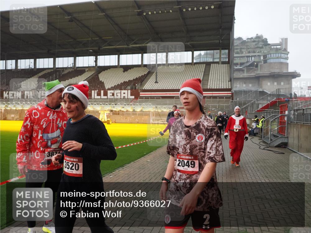 07.12.2025 - St. Pauli X-Mass-Run No. 15 Fabian Wolf http://msf.ph/oto/9366027 07.12.2025 10:18:32 Ziel 243, 264, 269, 1607, 1671, 2049, 2631, 2925, 3520, 3608, 4540 meine-sportfotos.de