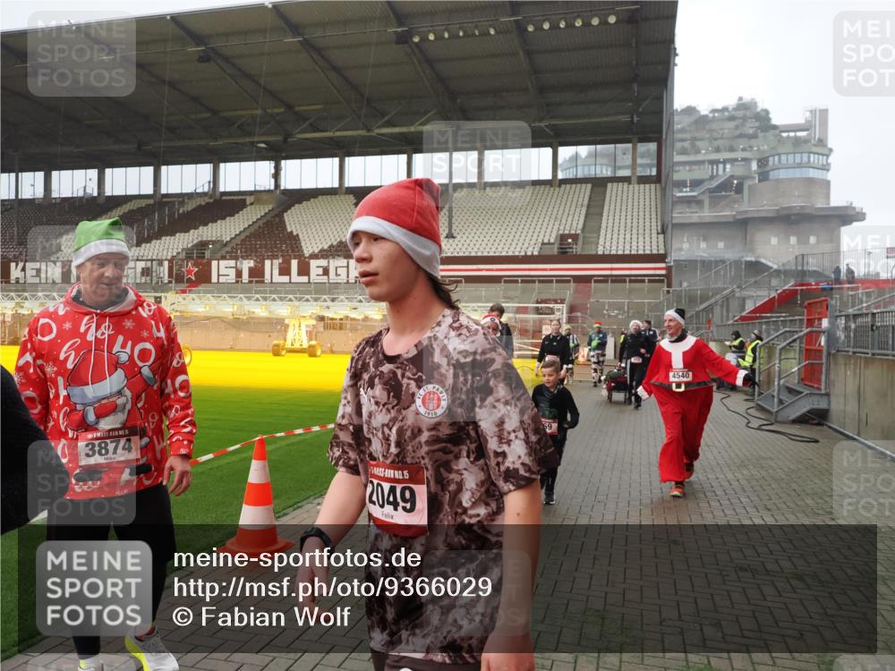 07.12.2025 - St. Pauli X-Mass-Run No. 15 Fabian Wolf http://msf.ph/oto/9366029 07.12.2025 10:18:33 Ziel 243, 264, 269, 1607, 1671, 2049, 2631, 2925, 3520, 3608, 4540 meine-sportfotos.de