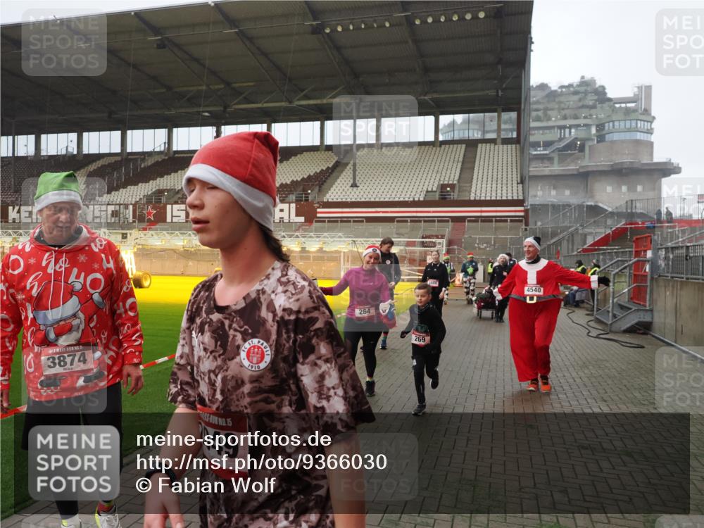 07.12.2025 - St. Pauli X-Mass-Run No. 15 Fabian Wolf http://msf.ph/oto/9366030 07.12.2025 10:18:33 Ziel 243, 264, 269, 1607, 1671, 2049, 2631, 2925, 3520, 3608, 4540 meine-sportfotos.de