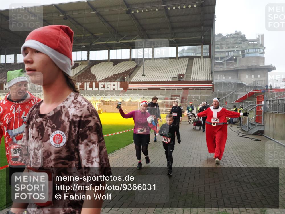 07.12.2025 - St. Pauli X-Mass-Run No. 15 Fabian Wolf http://msf.ph/oto/9366031 07.12.2025 10:18:33 Ziel 243, 264, 269, 1607, 1671, 2049, 2631, 2925, 3520, 3608, 4540 meine-sportfotos.de