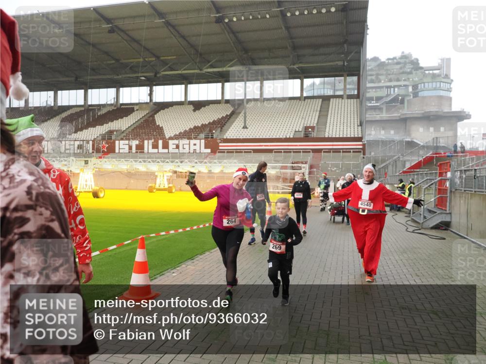 07.12.2025 - St. Pauli X-Mass-Run No. 15 Fabian Wolf http://msf.ph/oto/9366032 07.12.2025 10:18:33 Ziel 243, 264, 269, 1607, 1671, 2049, 2631, 2925, 3520, 3608, 4540 meine-sportfotos.de