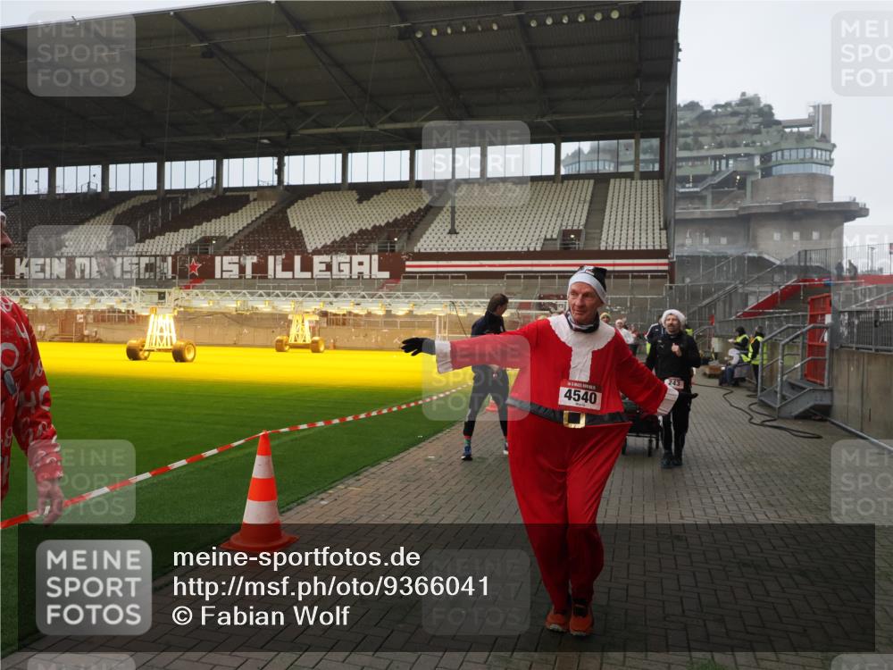 07.12.2025 - St. Pauli X-Mass-Run No. 15 Fabian Wolf http://msf.ph/oto/9366041 07.12.2025 10:18:35 Ziel 243, 264, 269, 1607, 1671, 2049, 2631, 2925, 3520, 4540 meine-sportfotos.de
