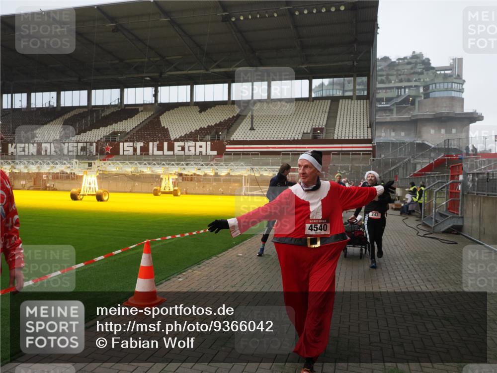 07.12.2025 - St. Pauli X-Mass-Run No. 15 Fabian Wolf http://msf.ph/oto/9366042 07.12.2025 10:18:35 Ziel 243, 264, 269, 1607, 1671, 2049, 2631, 2925, 3520, 4540 meine-sportfotos.de