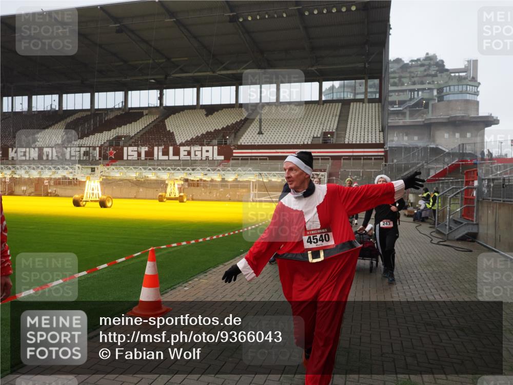 07.12.2025 - St. Pauli X-Mass-Run No. 15 Fabian Wolf http://msf.ph/oto/9366043 07.12.2025 10:18:36 Ziel 243, 264, 269, 1607, 1671, 2049, 2631, 2925, 3520, 4524, 4540 meine-sportfotos.de