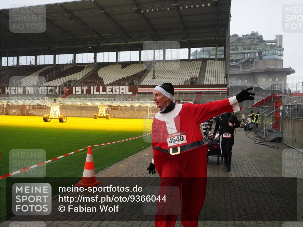 07.12.2025 - St. Pauli X-Mass-Run No. 15 Fabian Wolf http://msf.ph/oto/9366044 07.12.2025 10:18:36 Ziel 243, 264, 269, 1607, 1671, 2049, 2631, 2925, 3520, 4524, 4540 meine-sportfotos.de