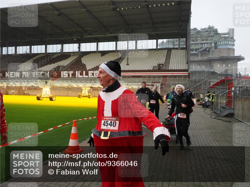 07.12.2025 - St. Pauli X-Mass-Run No. 15 Fabian Wolf http://msf.ph/oto/9366046 07.12.2025 10:18:36 Ziel 243, 264, 269, 1607, 1671, 2049, 2631, 2925, 3520, 4524, 4540 meine-sportfotos.de